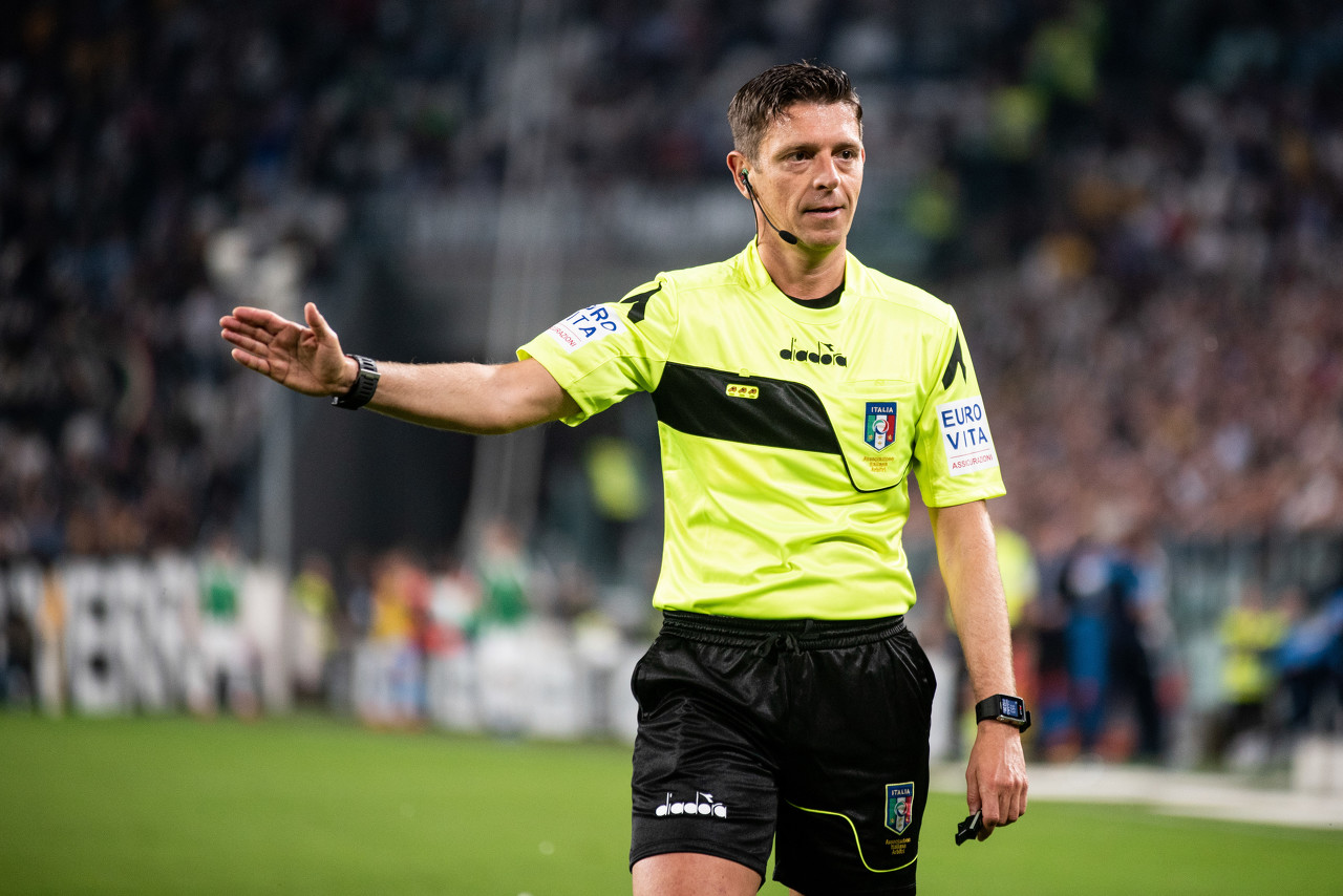 意大利裁判, 斯的倒地太, 认为遭遇轻 意大利裁判, 斯的倒地太, 认为遭遇轻